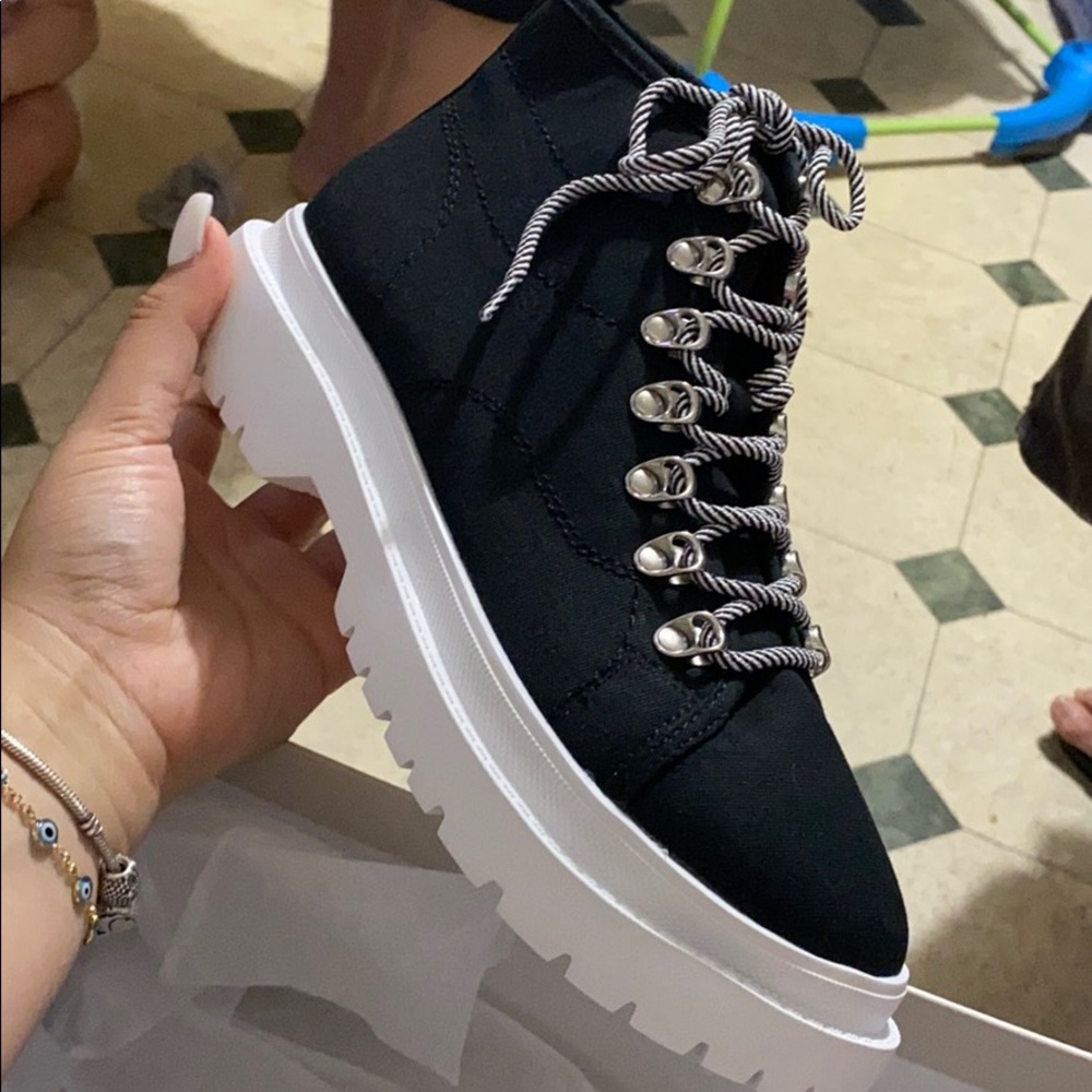Sneaker boots